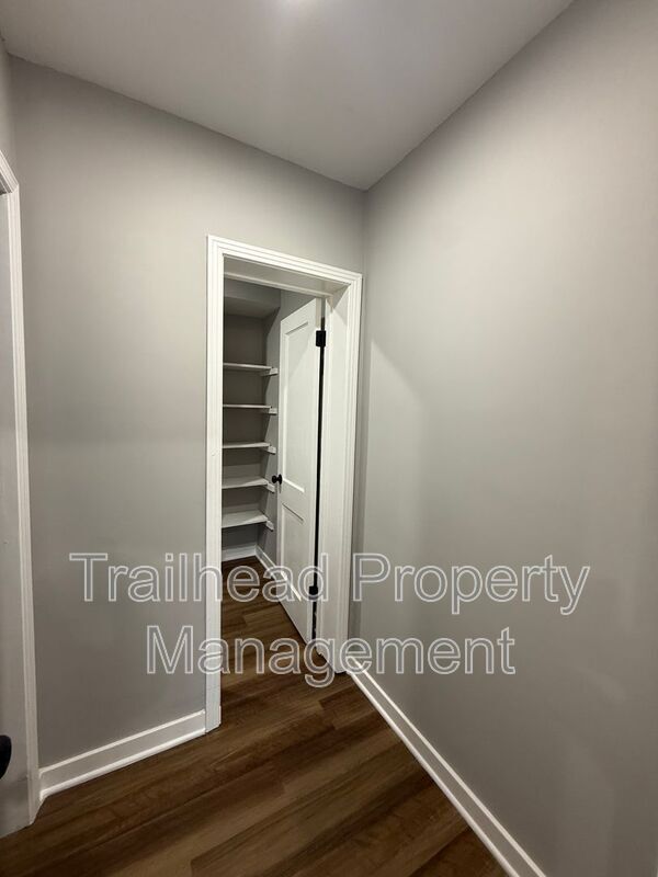 Foto del edificio - 6405 Brookside Rd