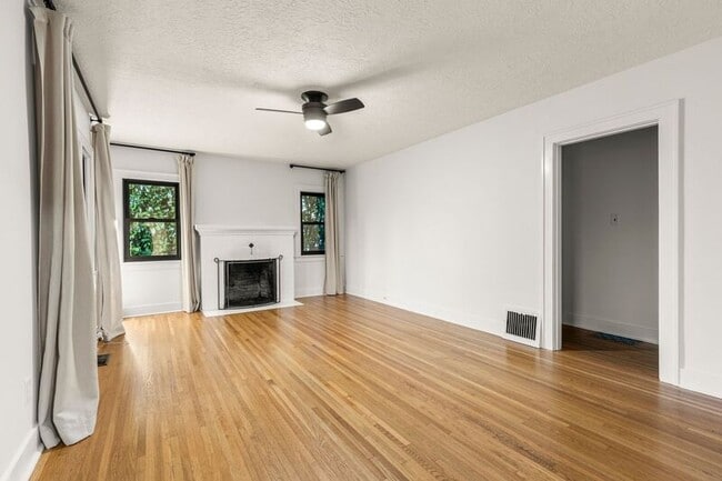 Foto del edificio - 8606 N Seward Ave