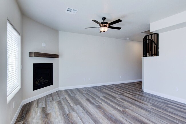 Building Photo - Newer 3 bedroom 2.5 bath Townhome in Cedar...
