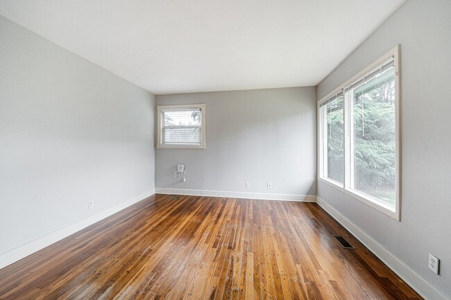 Building Photo - MF 26 - Burnside Duplex