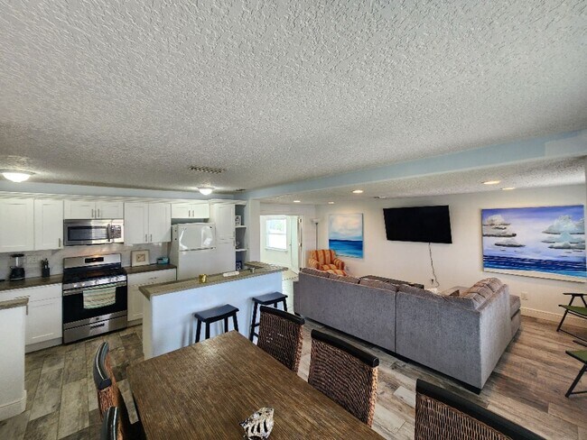 Foto del edificio - Great beachside 2/2/1 on corner lot