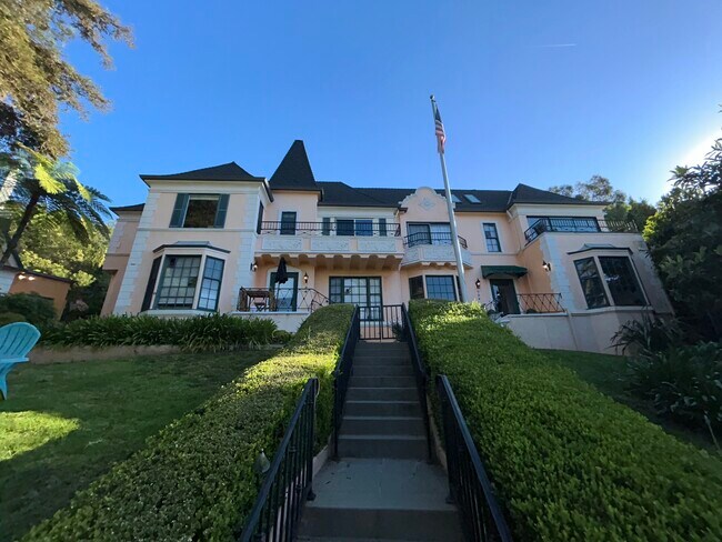 Foto del edificio - 1954 Hillcrest Rd