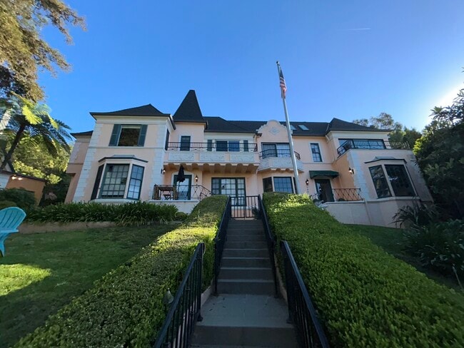 Building Photo - 1954 Hillcrest Rd