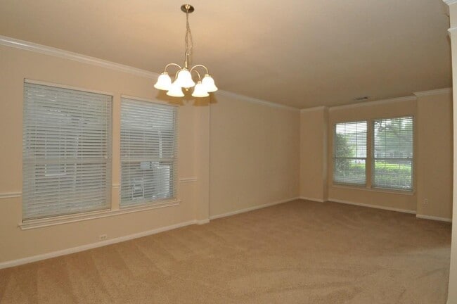 Building Photo - Great Floorplan with Primary on Main