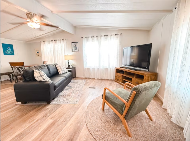 Primary Photo - 650 N 1st Ave