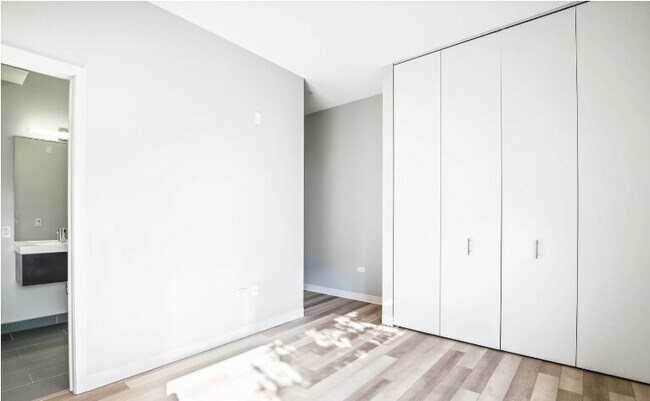 Building Photo - 2 Bed + Den in Logan Square