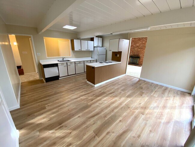 Foto del edificio - Spacious 5 Bed 2.5 Bath Home Fairmeadow Pa...