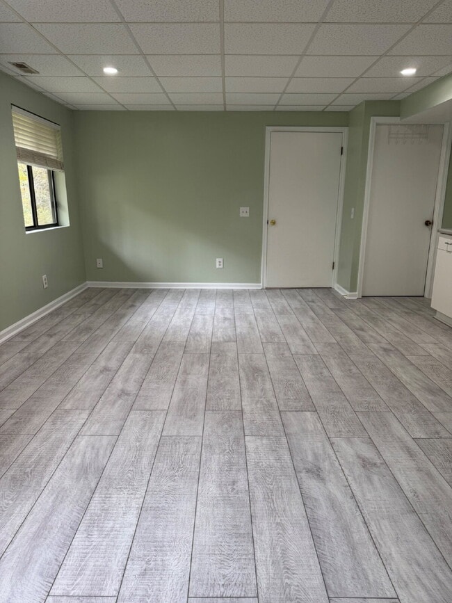 Foto del edificio - Basement apartment with kitchenette