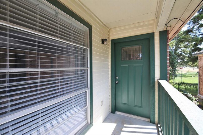 Building Photo - 13611 Ravensway Dr