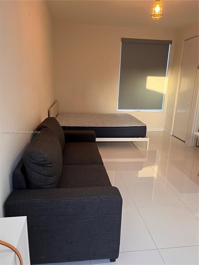 Foto del edificio - 6435 NW 105th Ct