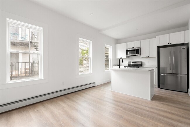 Building Photo - 467 E 3rd St