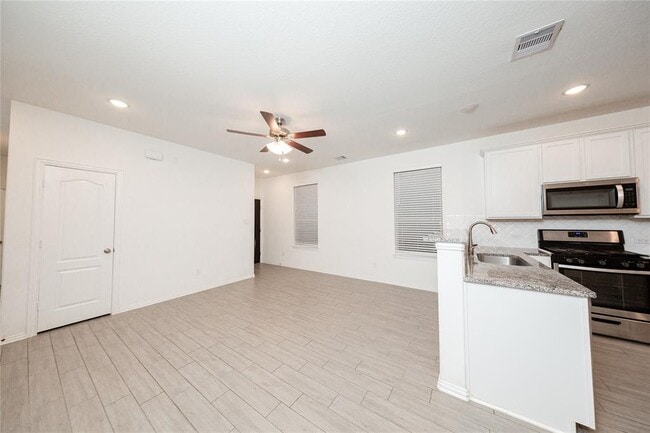 Building Photo - 31206 Whitfield Ct