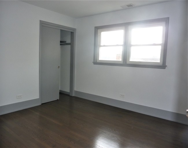 Building Photo - 5633 S Kenneth Ave