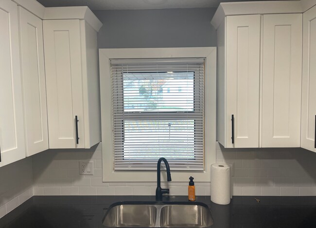 Building Photo - Updated 3 Bedroom Bellevue Home!!