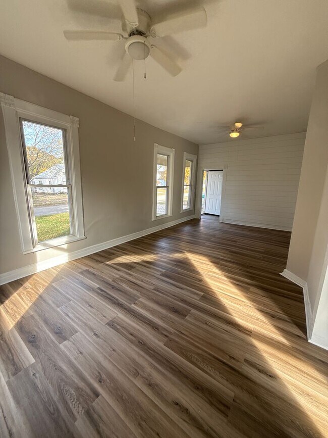 Building Photo - 3 bedroom/2 bath house