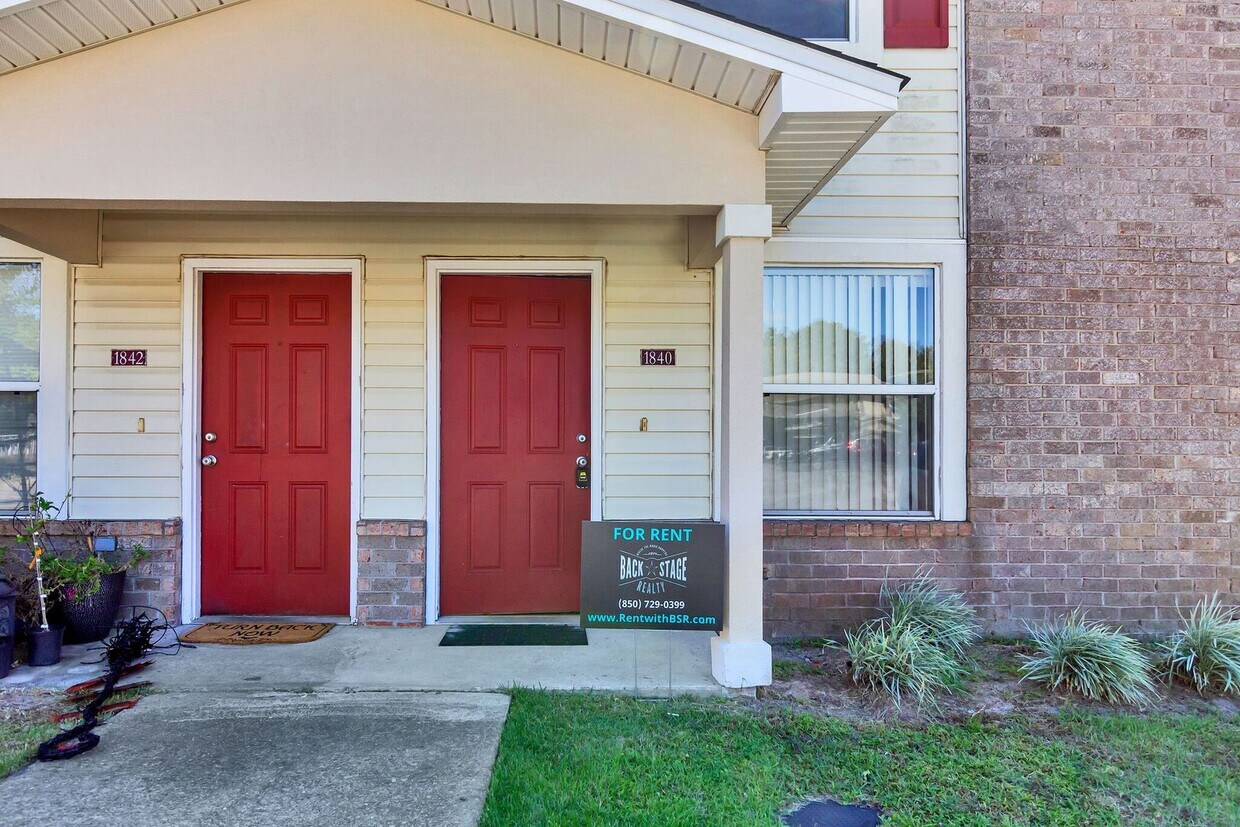 Primary Photo - Brick 2 Bed 2.5 Bath END UNIT Townhome in ...