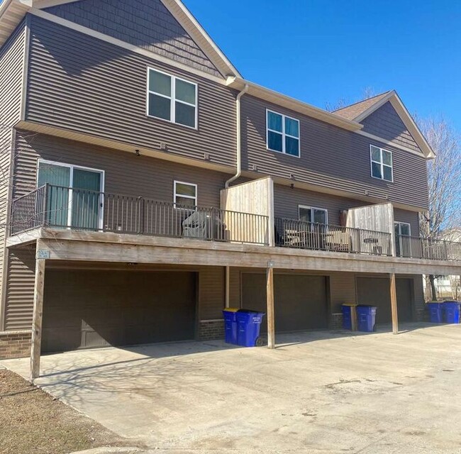 Building Photo - $1,900 | 3 Bedroom, 2.5 Bathroom Town Home...