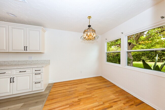 Foto del edificio - 15853 Romar St