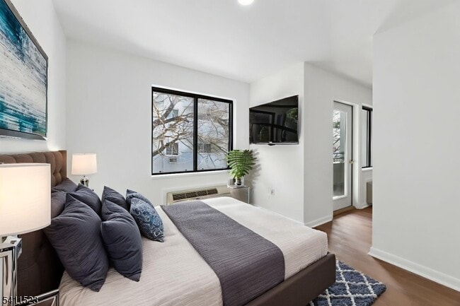 Building Photo - 850 Main St