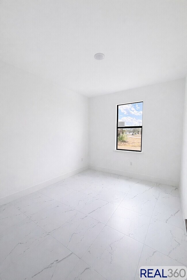 Foto del edificio - 2416-2418 Xelda Ave N