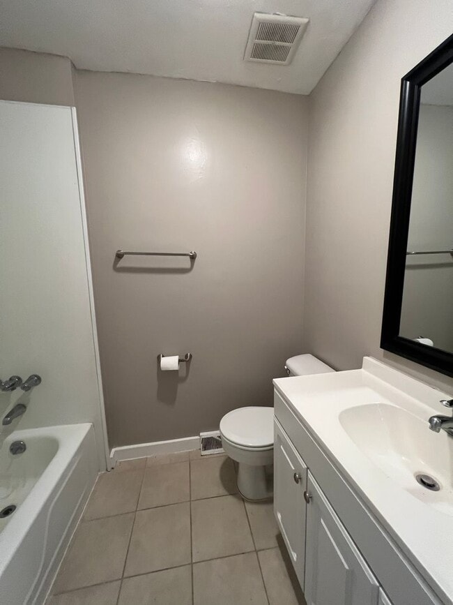 Building Photo - Available Now 3 bedroom 2 bathroom 1 car garage!