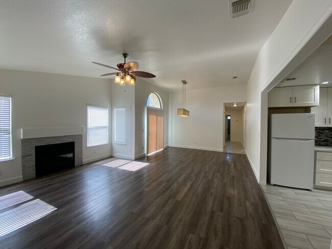 Foto del edificio - Gorgeous Corner Lot with Large Backyard