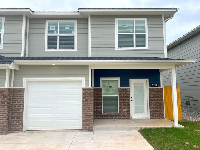 Building Photo - Contemporary gem with unique color blocks!