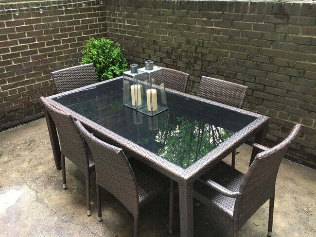 Building Photo - CHELSEA BACKYARD OASIS