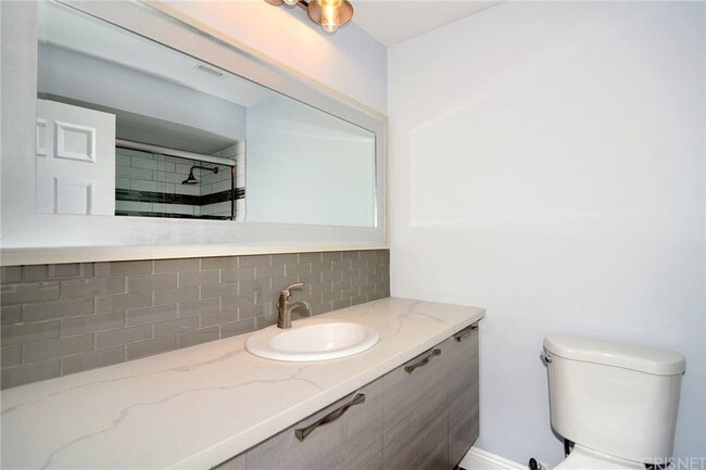 Baño dos - 23549 Victory Blvd