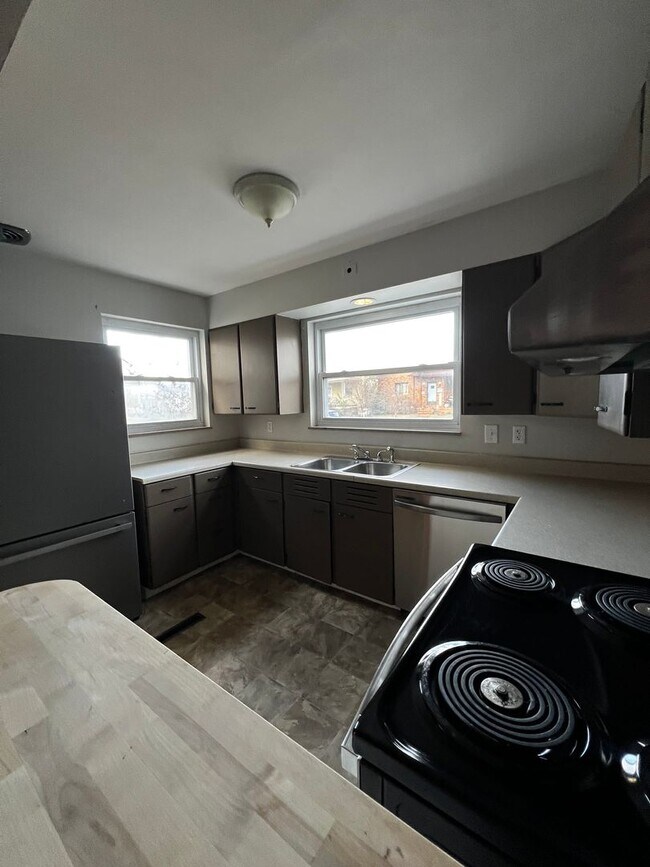 Building Photo - Cozy 2 Bedrm/1 Bath Home in Dunbar! Covere...