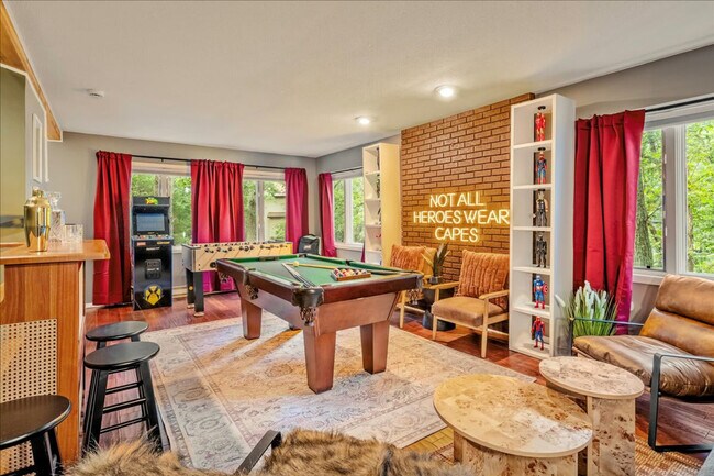 Building Photo - 1825 Jennifer Dr