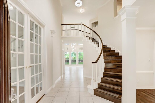 Building Photo - 2302 Upland Park Dr