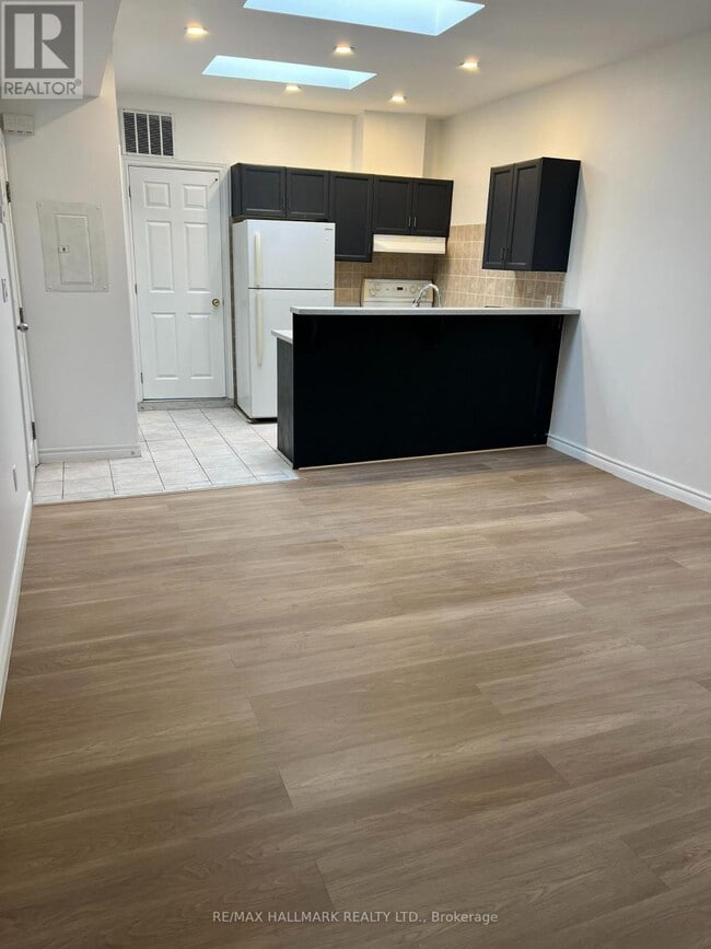 Building Photo - 804 Queen St E