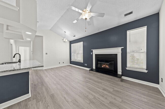 Foto del edificio - One Block From the Beach, Freshly Renovated Condo In Virginia Beach!