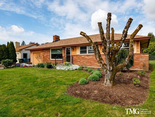 Building Photo - Beautiful 2 Bedroom 1 Bathroom Home with 2...