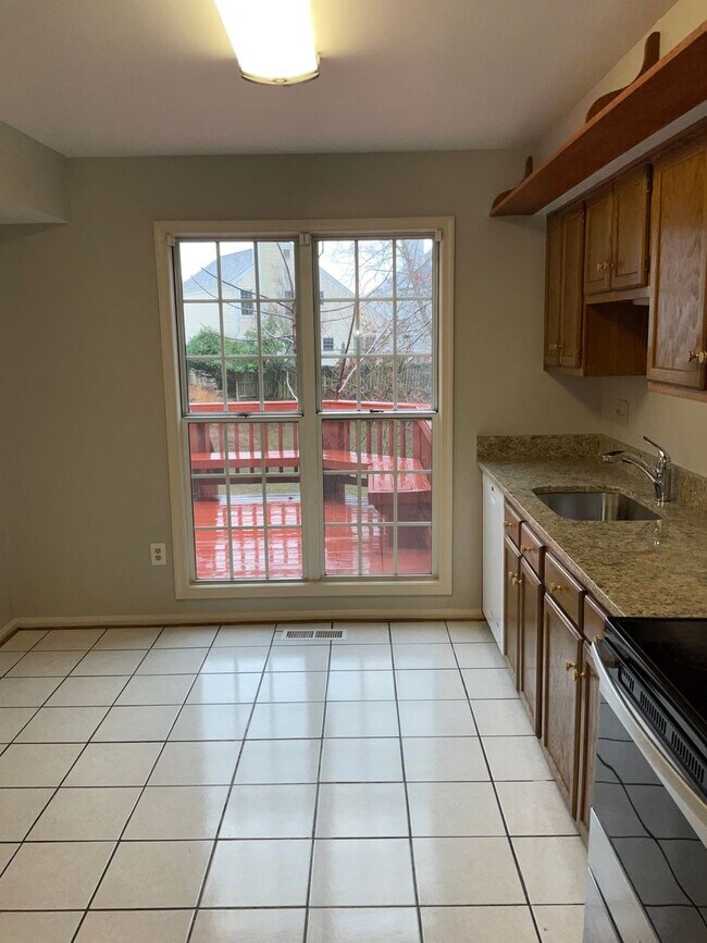 Foto del edificio - Very clean and well maintained 3BR 2.5BA single family home with large rear deck and 1 car garage