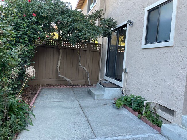 Building Photo - Santa Clara - Warm and spacious townhome