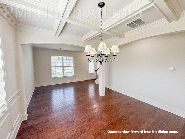 Building Photo - Large 5-Bedroom Home