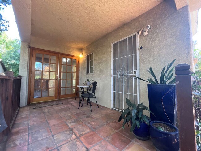 Building Photo - AVAILABLE NOW! 3BR w/upgraded kitchen, ope...