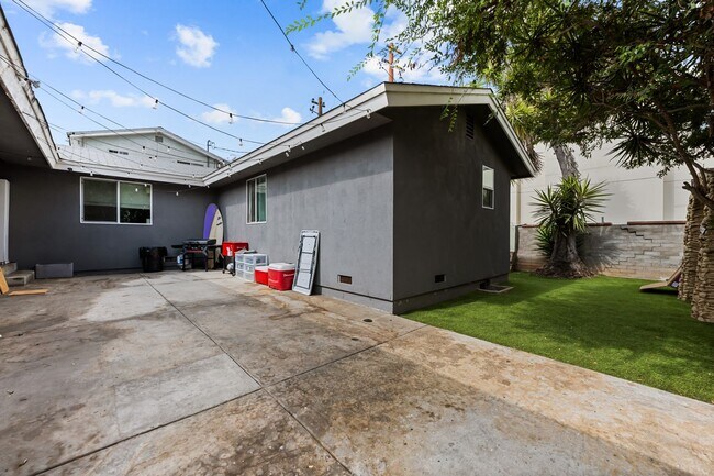 Foto del edificio - 6180-6182 Mary Ln Dr