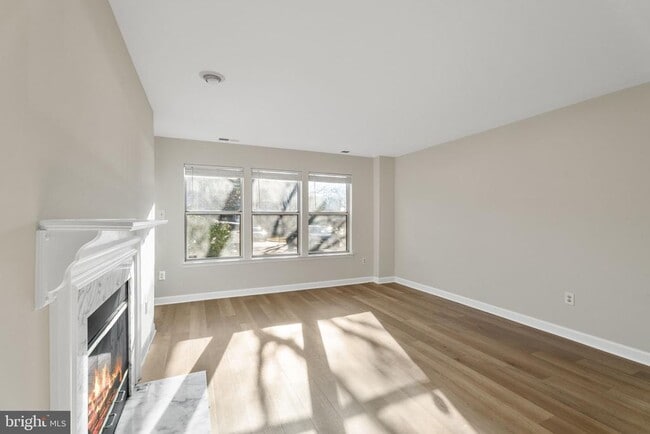 Foto del edificio - 3321 Sir Thomas Dr