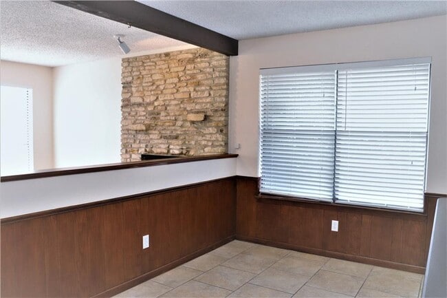Building Photo - 1214 Leander Rd