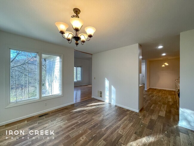Building Photo - Beautiful 3-Bed/3.5-Bath Home in Gated Fai...
