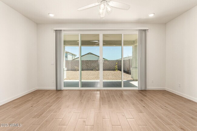 Foto del edificio - 17735 W Msn Ln
