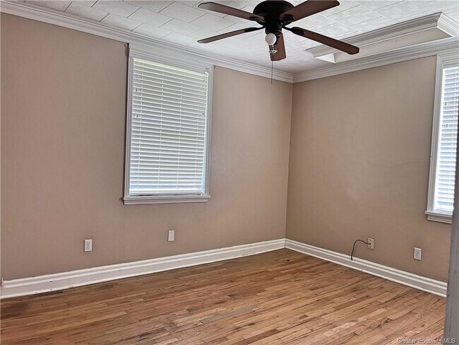 Foto del edificio - 215 W Claude St