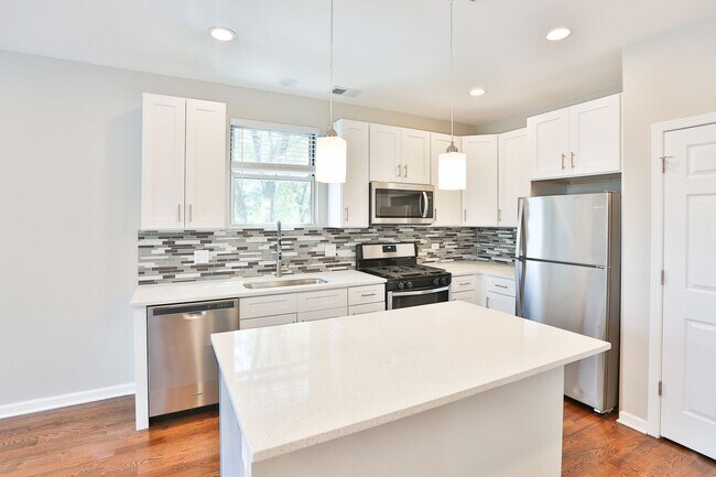 Foto del edificio - Gorgeous 1Bed/1Bath in Logan Square! Condo Quality! In-Unit Laundry! Central Air!