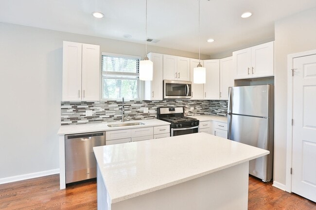 Photo - Gorgeous TOP FLOOR 1Bed in Logan Square! Condo Quality! In-Unit Laundry! Central Air!