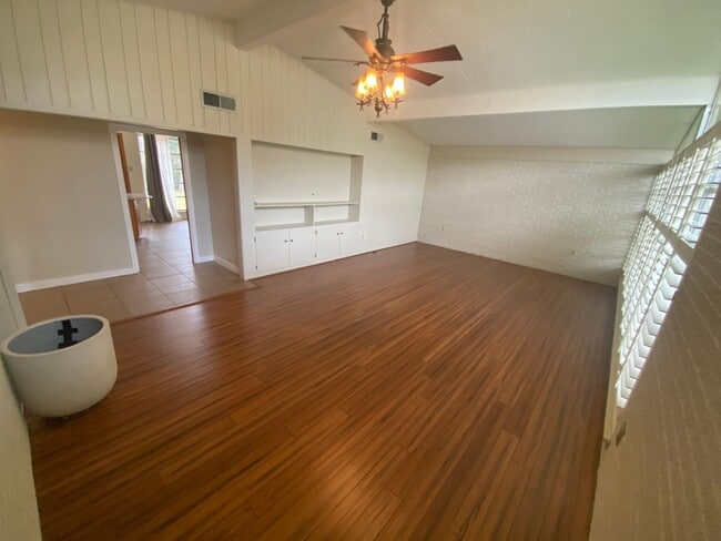 Building Photo - 3 Bedroom House in the Garden District