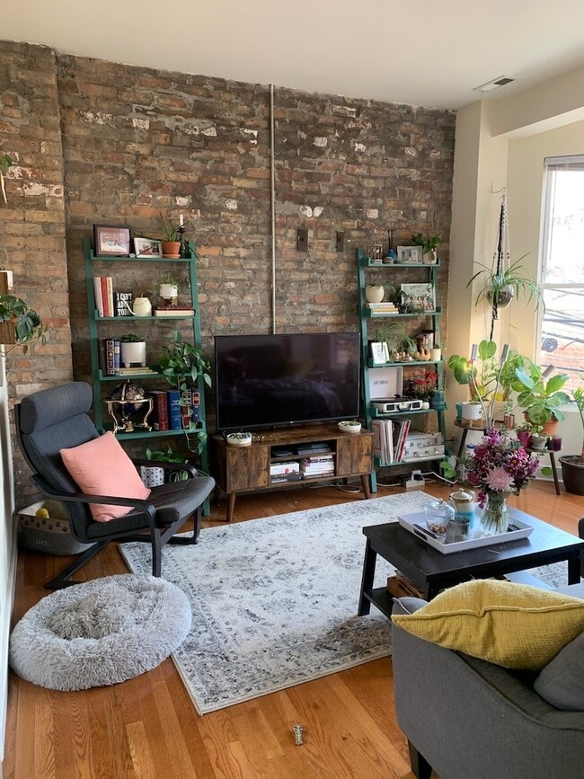 Building Photo - 850 W Fletcher St