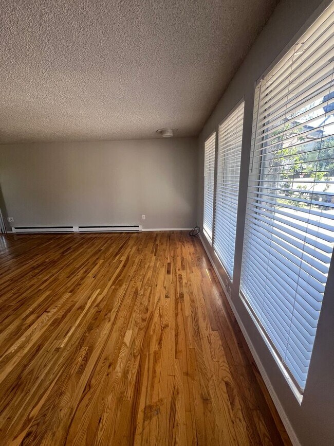 Foto del edificio - 2122-2124 W Regina Ave